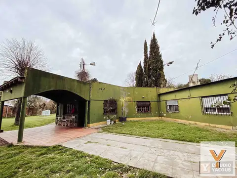 Casa en venta - 2 Dormitorios 1 Baño - Cochera - 1800Mts2 - Melchor Romero, La Plata