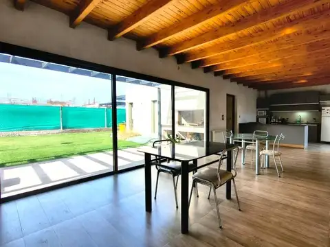 Casa 5 ambientes con 3 baños
