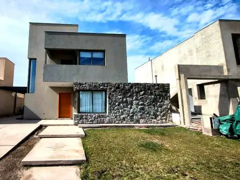 Casa en venta Barrio Privado Yrigoyen Maipú, 3 Dormitorios, 2 en suite, 4 Baños, Jardín, Cocheras