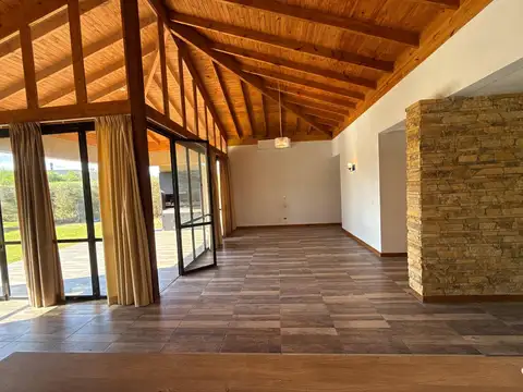 Casa en Alquiler con 2 cocheras