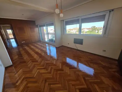 Pareja 4100, Piso 8