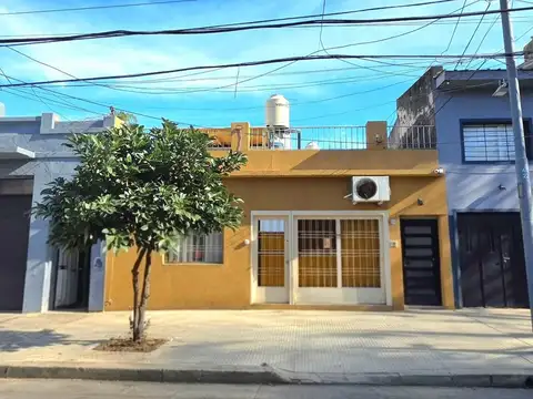LLAVALLOL 2258: al frente en P.B. ph 3amb. + patio + terraza con quincho