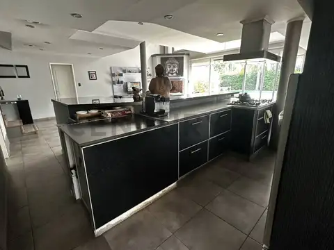 Casa 6 AMBIENTES con JARDÍN, PISCINA, TERRAZA, QUINCHO y COCHERAS en Barrio SANTA ANA.-