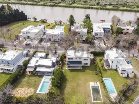 Casa en Venta con 2 cocheras