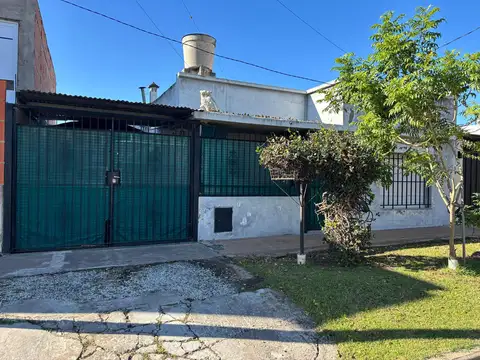 Venta | Casa | 2 Dormitorios | Cochera | Gran Lote | San Lorenzo | Barrio Diaz Velez | Apta crédito