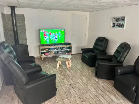 Casa 4 ambientes con 2 baños