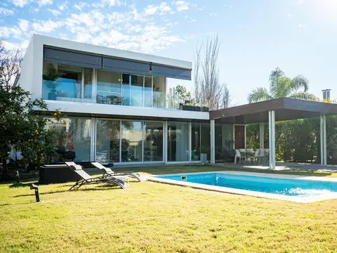 Casa de 4 dormitorios con galería, pileta y cocheras en Miraflores (Funes Hills)