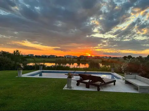 CASA A LA VENTA EN EL CANTON