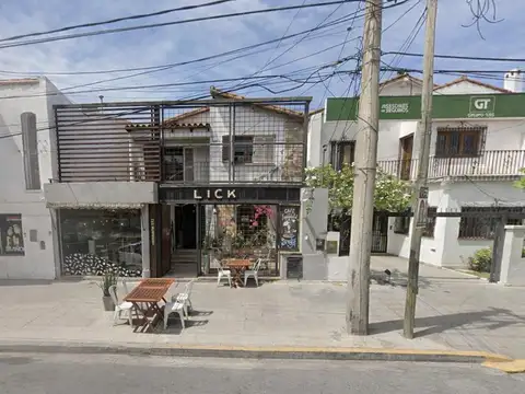 OPORTUNIDAD DE INVERSION! Propiedad con dos locales  oficinas