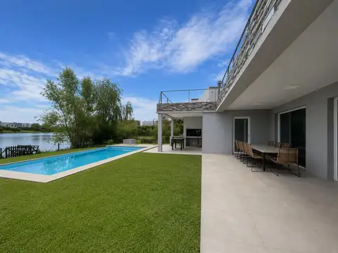 Casa en venta Orientación Noroeste salida a la laguna en Canton Islas