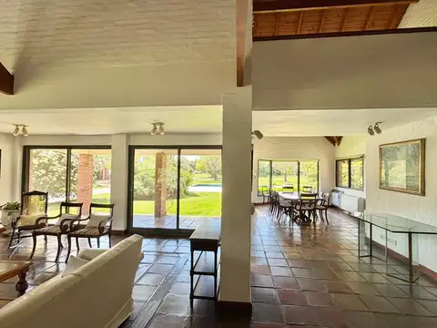 Casa en Venta con 2 cocheras