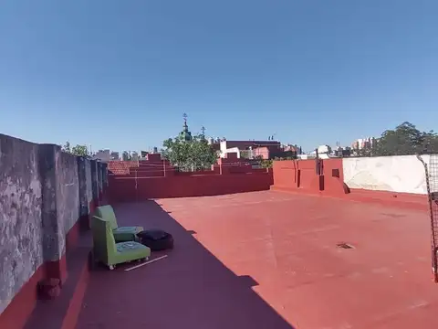 Casa grande. Ideal más de una familia. Excelente ubicación.