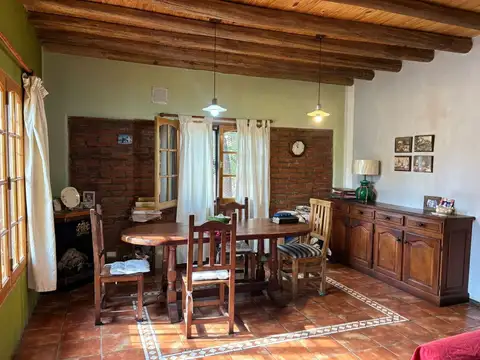 Casa 6 ambientes con 2 baños