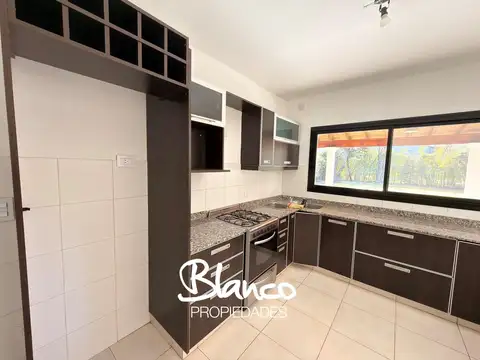 Casa en Alquiler con 1 cochera