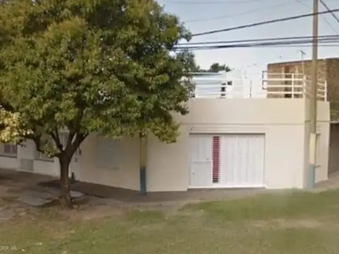 CASA EN VENTA CON LOCAL COMERCIAL, EN ESQUINA. BARRIO BELLA VISTA OESTE. LIMA AL 2200