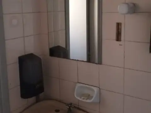 OFICINA PRIMER PISO- 128 M2. cub.- CON PATIO-