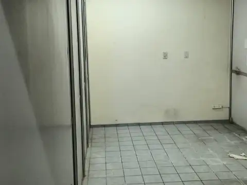 OFICINA PRIMER PISO- 128 M2. cub.- CON PATIO-