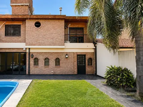 CASA | 4 AMBIENTES | PILETA | EXCELENTE ESTADO | COCHERA DOBLE | CASTELAR NORTE