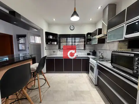 Casa en Alquiler con 3 cocheras