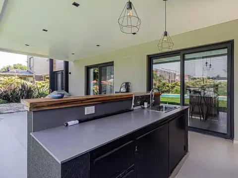 Casa en Venta con 4 cocheras