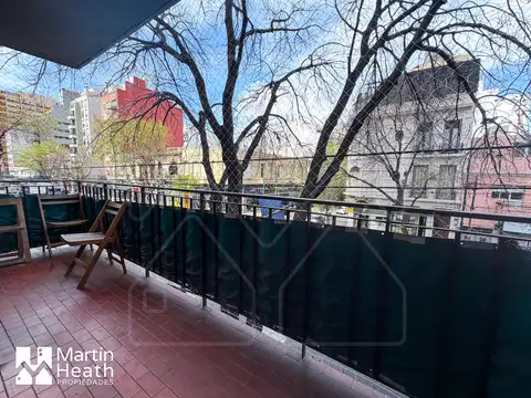 -ALQUILER- 4 amb. con toilette y baño completo. Cocina independiente y 2 balcones.