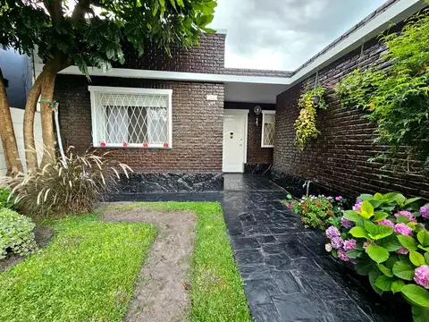 VILLA BALLESTER: CASA 3 AMB EN LOTE PROPIO 9X27 CON CARAGE.