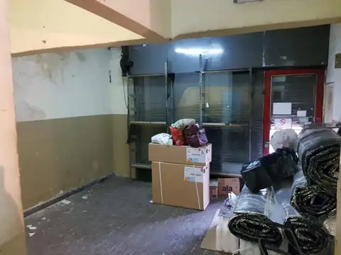 Local comercial con vidriera, persiana metálica