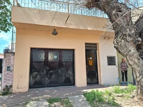 CASA CON LOCAL A RECICLAR  APTO CREDITO