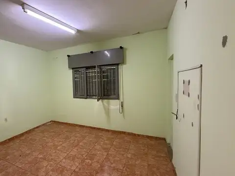 VENTA / AMPLIO PATIO / TODOS LOS SERVICIOS