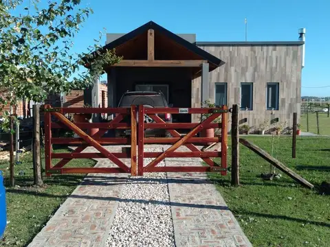 Casa super equipada, con detalles de categoría, barrio Domselaar Chico VENTA