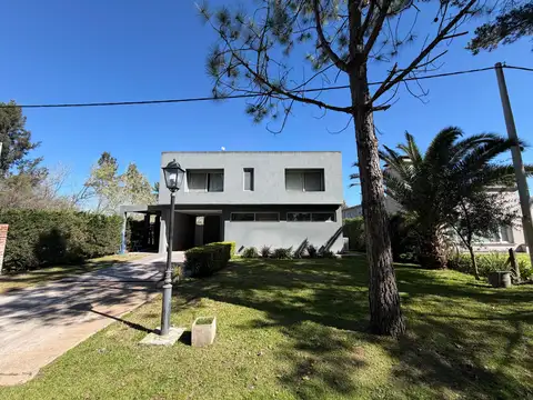 Casa 6 ambientes en Barrio La Olivia