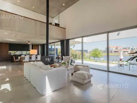 Casa en Venta con 2 cocheras
