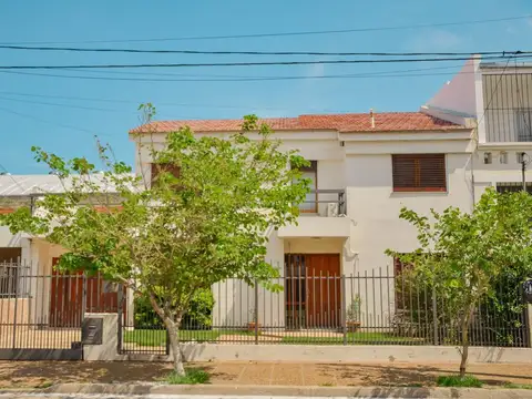 VENTA CASA BARRIO JARDIN 3 DORMIT 3 BAÑOS PILETA