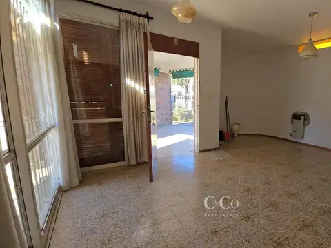 Casa 6 ambientes con 2 baños