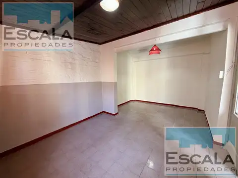 CASA CON DOS DORMITORIOS, PATIO Y PARRILLA EN ALQUILER