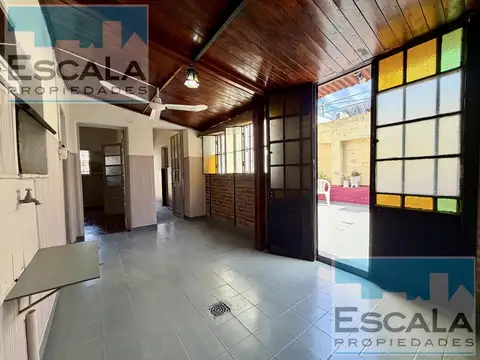 CASA CON DOS DORMITORIOS, PATIO Y PARRILLA EN ALQUILER