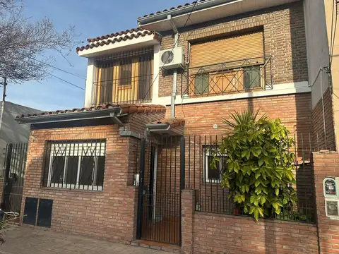 PH en  planta baja con patio y terraza próximo a avenida mitre