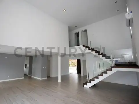Casa en Venta con 4 cocheras
