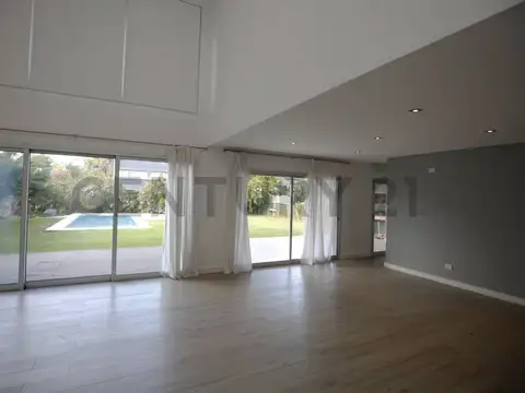 Casa 5 ambientes con 4 baños
