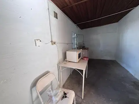 Casa 8 ambientes con 2 baños