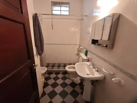 Casa 10 ambientes con 2 baños