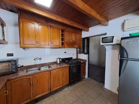 Casa 8 ambientes con 2 baños