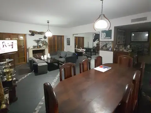 Casa 8 ambientes con 6 baños