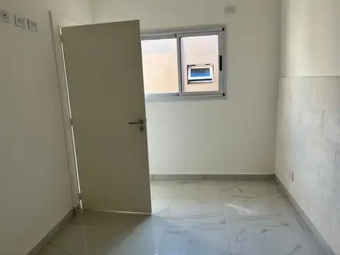 Depto Tipo Casa en Alquiler en Lanus Oeste, $ 600.000