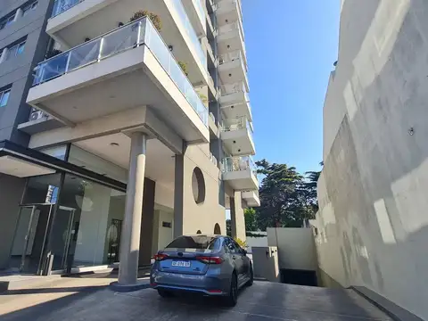 Av. Hipólito Yrigoyen 933 ( CON COCHERA)