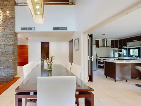 Casa en Venta con 2 cocheras