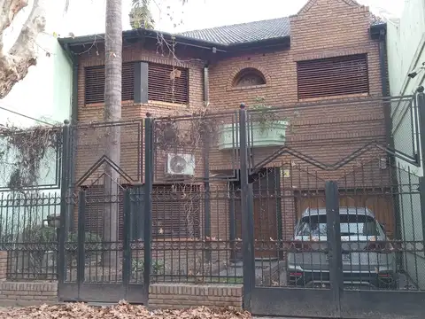 CHALET, 2 PLANTAS IMPECABLE , COCHERA , PILETA ,QUINCHO, 1 SUITE , 3 DORM.,4 BAÑOS DEP. SERVICIO EXCL. , LOTE PROPIO