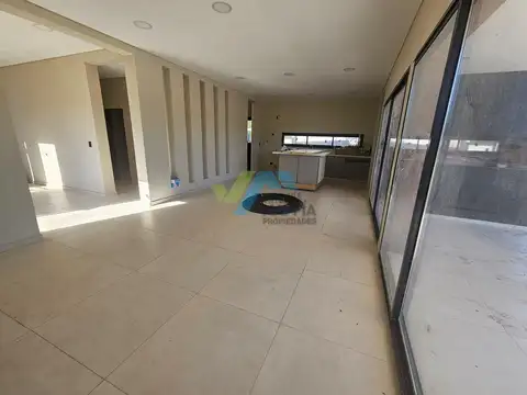 Casa 5 ambientes con 2 baños