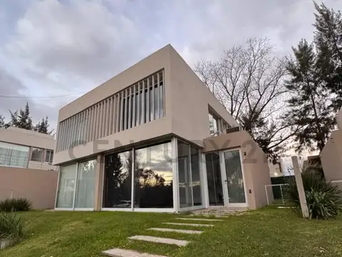 132 y 476 CASA DUPLEX EN VENTA 3 DORMITORIOS BARRIO CERRADO EL CAUCE CITY BELL