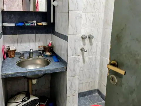 Excelente terreno con mejoras de 8,66mts x36 mts de fondo ,gran superficie libre ideal para proyecto